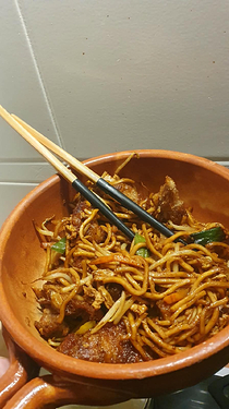 fried noodles with cut duck in caquelon