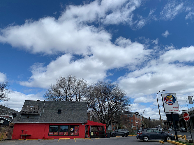 A red roadside restaurant: La patate rouge